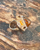 ANILLO BRILLANTE PIEDRA MARRÓN - Monica Ecco