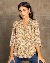 BLUSA FLORECITAS ESCOTE BOTONES CAMEL - Monica Ecco