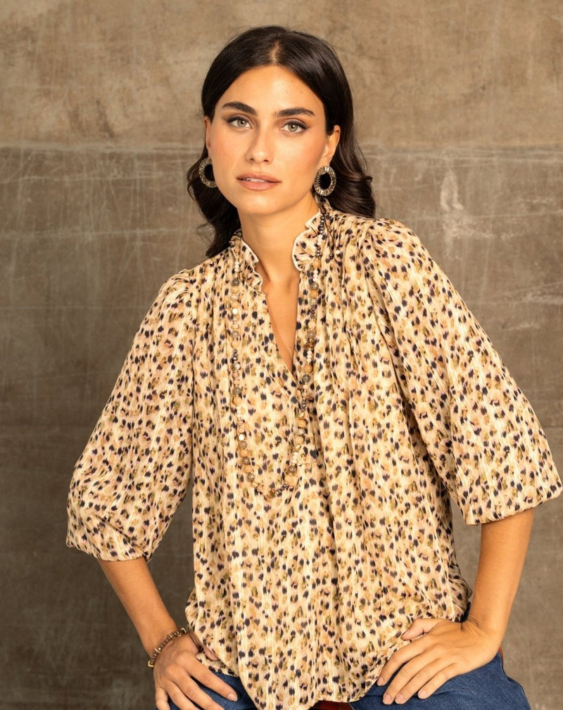 BLUSA FLORECITAS ESCOTE BOTONES CAMEL - Monica Ecco