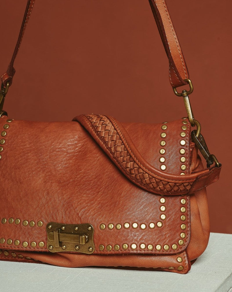 BOLSO DE PIEL CON TACHAS Y SOLAPA CUERO - Monica Ecco