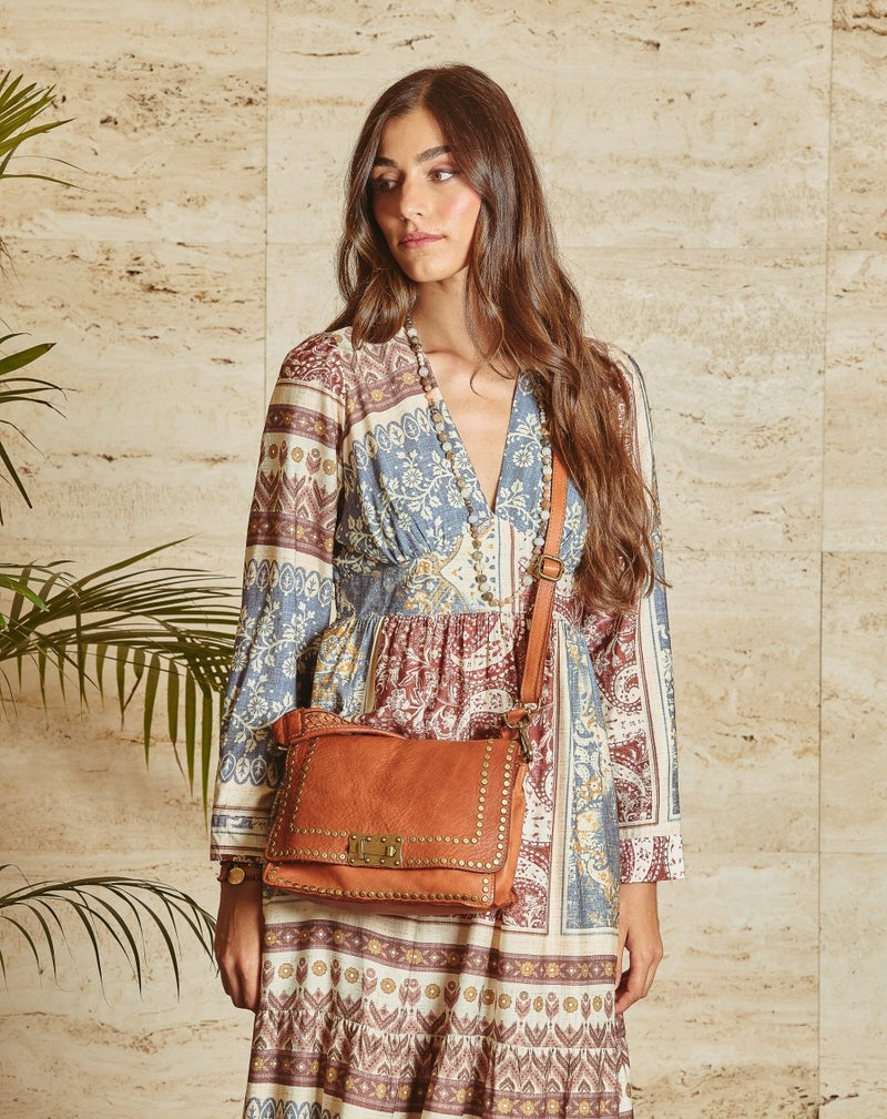 BOLSO DE PIEL CON TACHAS Y SOLAPA CUERO - Monica Ecco