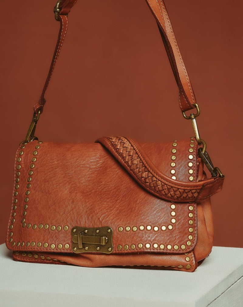 BOLSO DE PIEL CON TACHAS Y SOLAPA CUERO - Monica Ecco