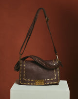 BOLSO DE PIEL CON TACHAS Y SOLAPA MARRÓN - Monica Ecco