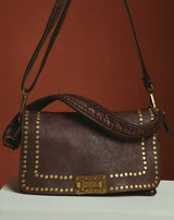BOLSO DE PIEL CON TACHAS Y SOLAPA MARRÓN - Monica Ecco
