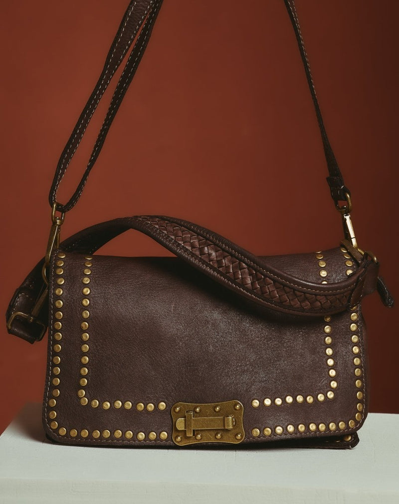 BOLSO DE PIEL CON TACHAS Y SOLAPA MARRÓN - Monica Ecco