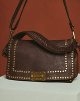 BOLSO DE PIEL CON TACHAS Y SOLAPA MARRÓN - Monica Ecco