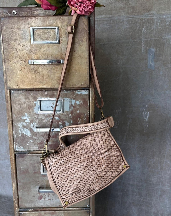 BOLSO SOLAPA TRENZADA TAUPE - Monica Ecco