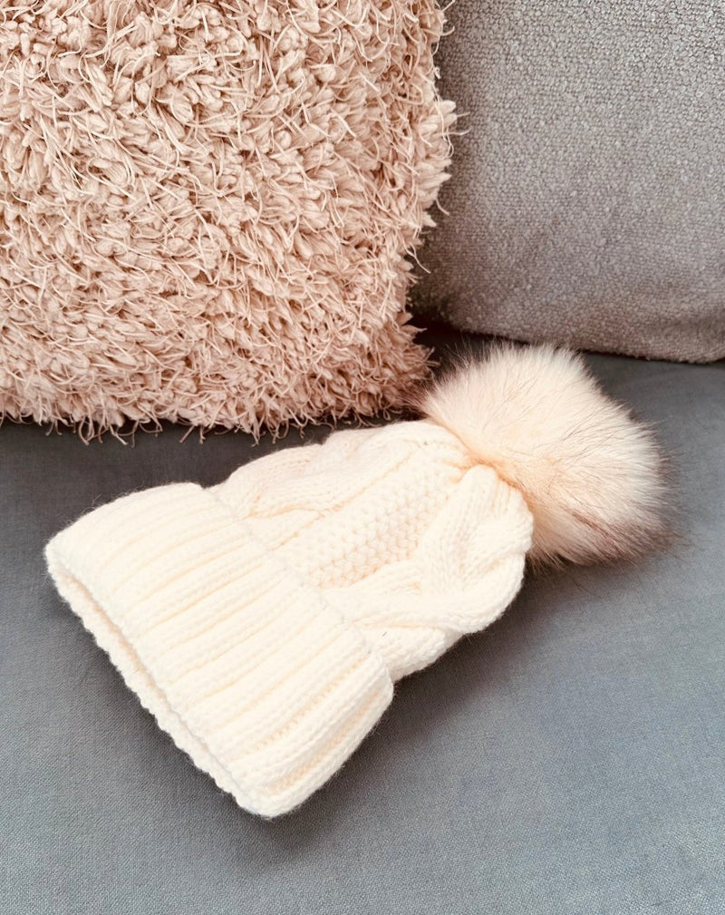 GORRO LANA CON OCHOS BEIGE - Monica Ecco