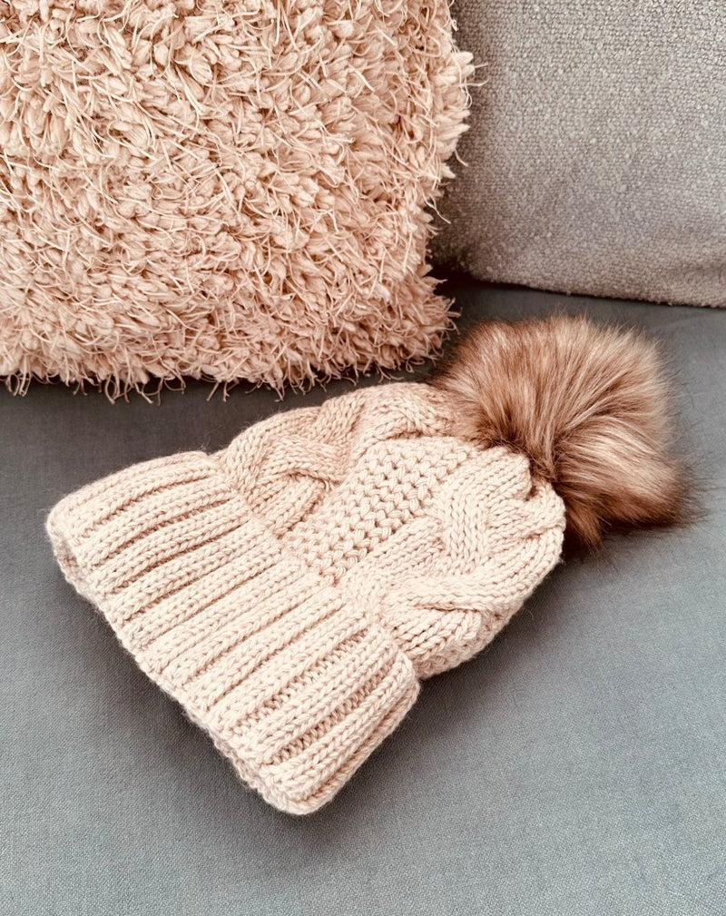 GORRO LANA CON OCHOS TAUPE - Monica Ecco