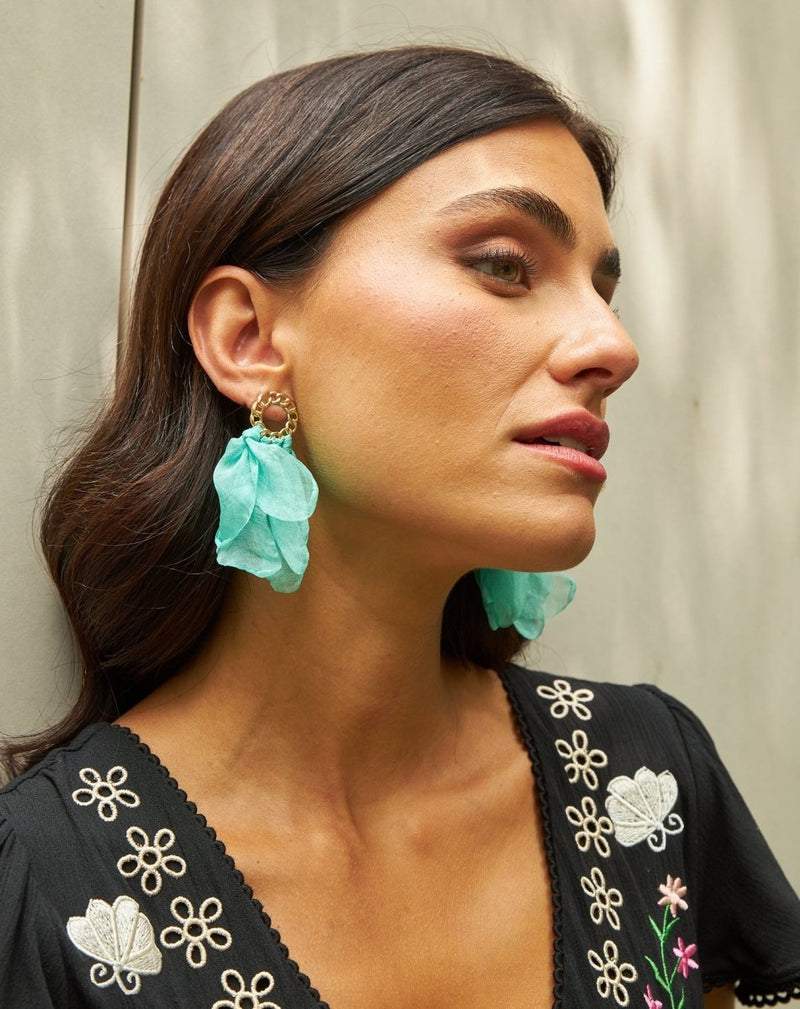PENDIENTES CADENA PETALOS TURQUESA - Monica Ecco