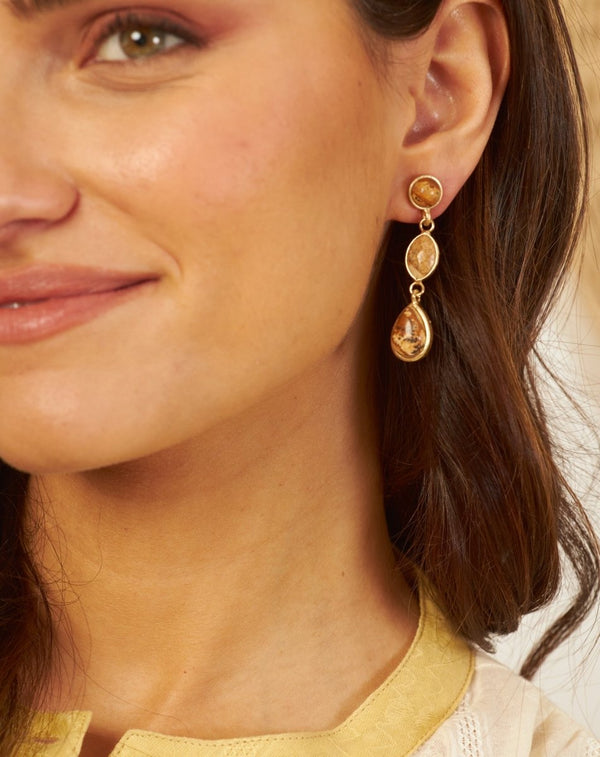 PENDIENTES PIEDRAS COLGANTES BEIGE - Monica Ecco