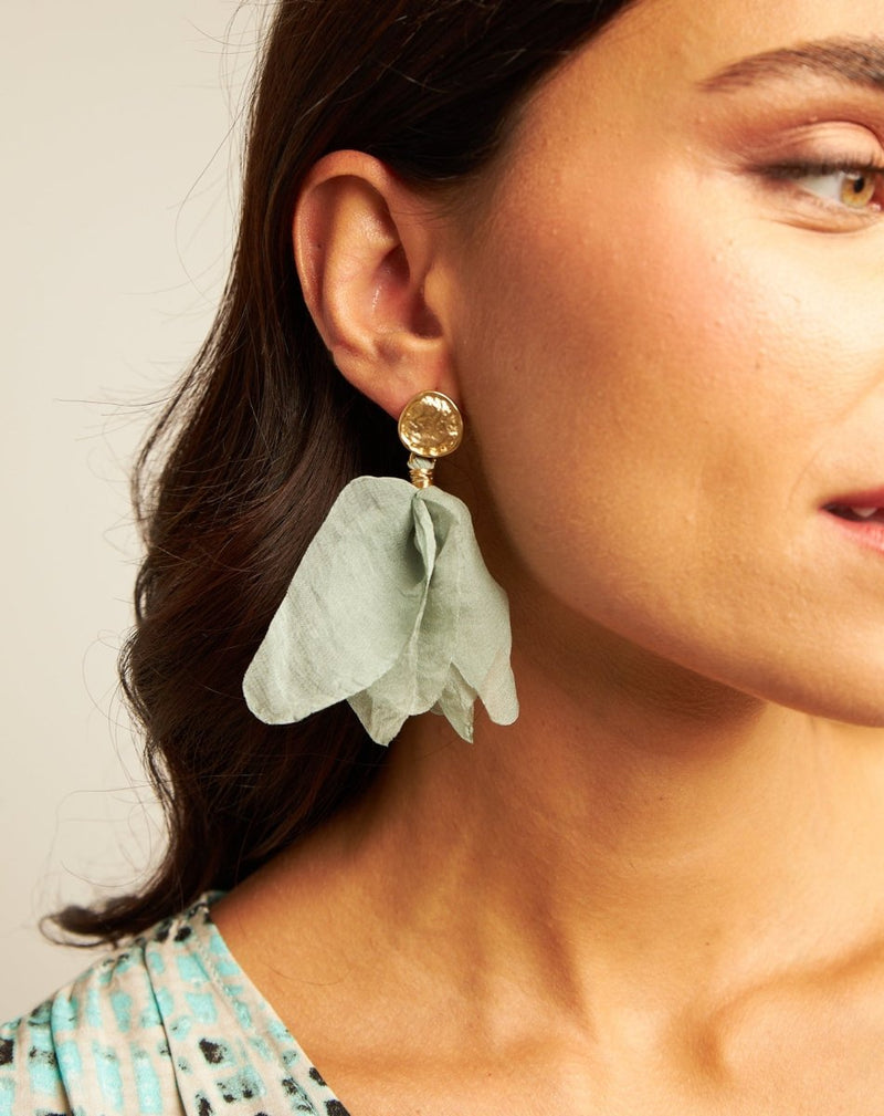 PENDIENTES REDONDEL PETALOS JADE - Monica Ecco
