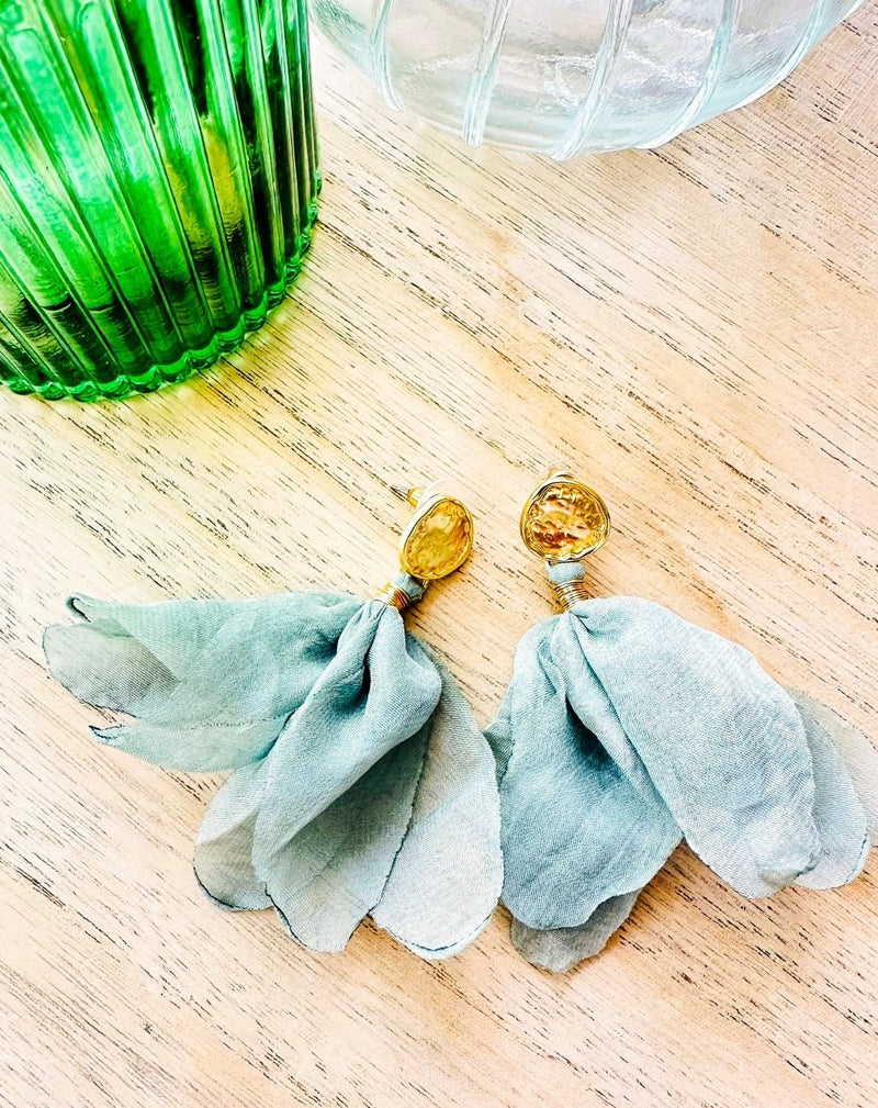 PENDIENTES REDONDEL PETALOS JADE - Monica Ecco