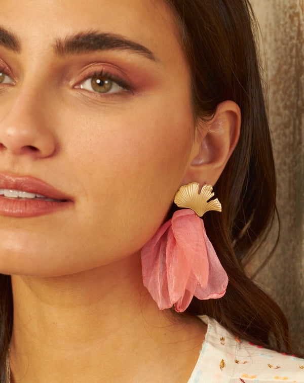 PENDIENTES TELA PETALOS CORAL - Monica Ecco