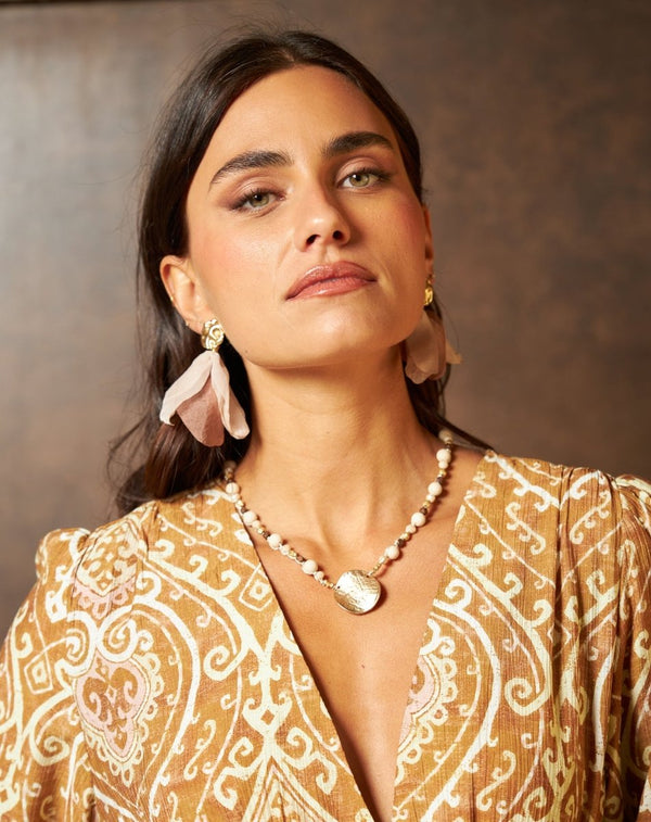 PENDIENTES TELA PETALOS NUDE - Monica Ecco