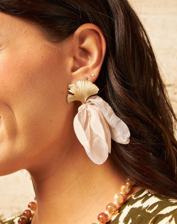 PENDIENTES TELA PETALOS NUDE - Monica Ecco