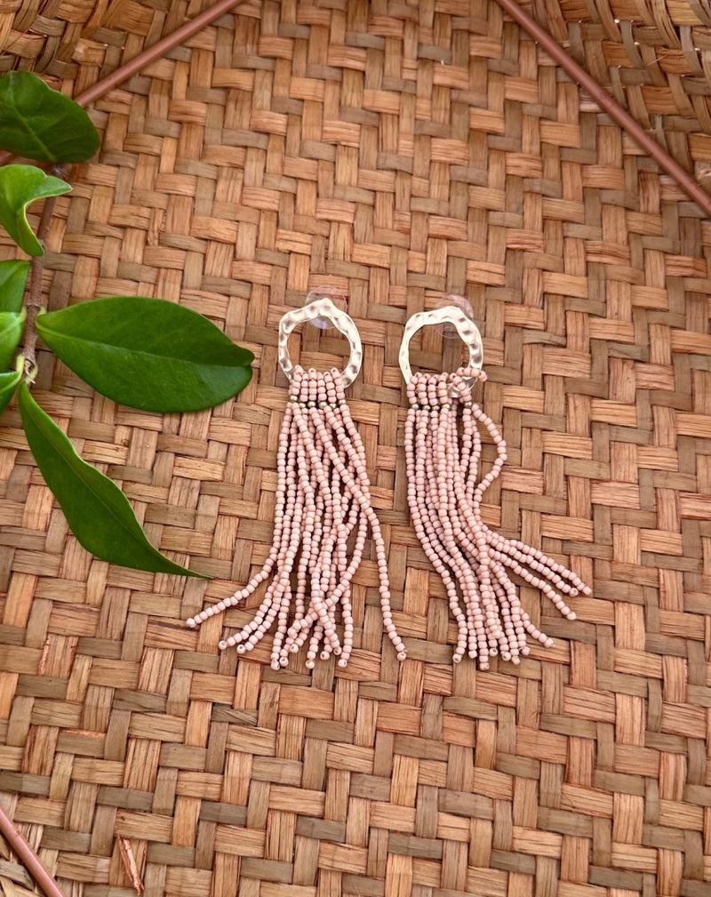 PENDIENTES TIRAS CON CUENTAS NUDE - Monica Ecco